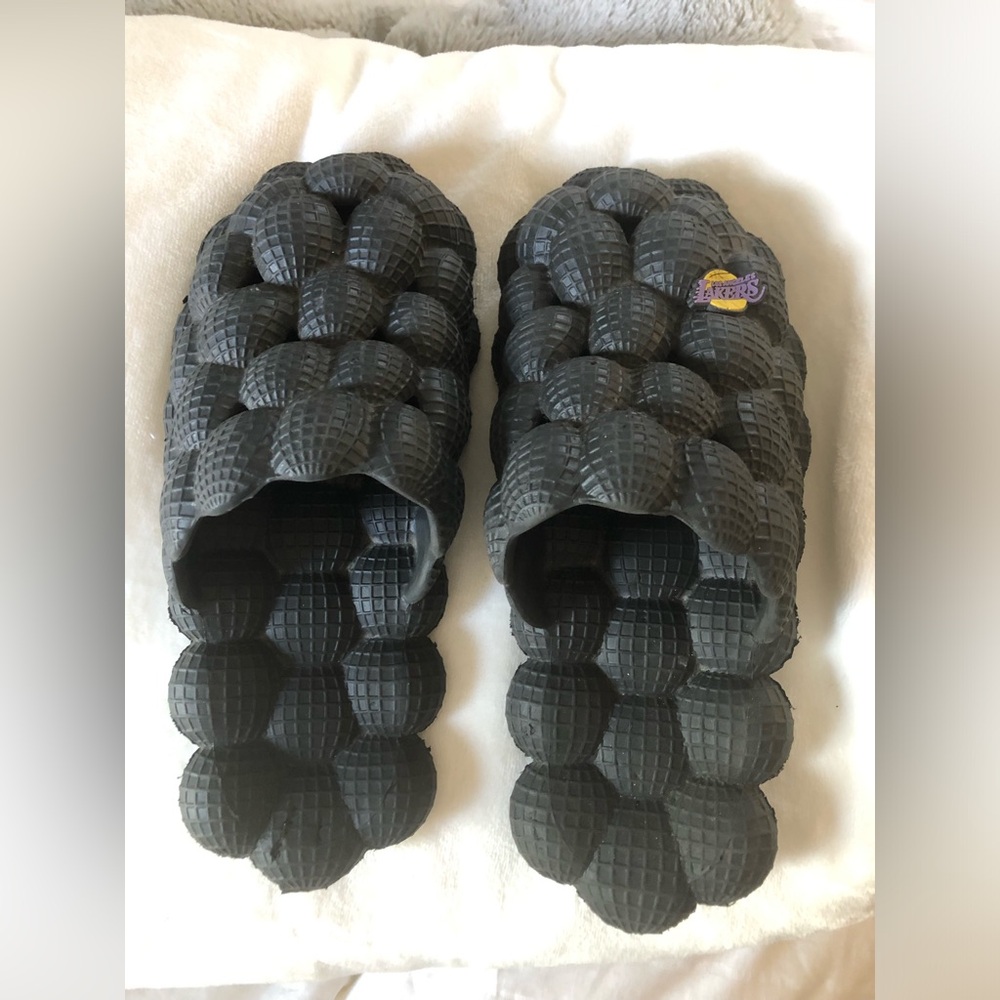 Black Bubble Slide Slippers - Los Angeles Lakers Pin